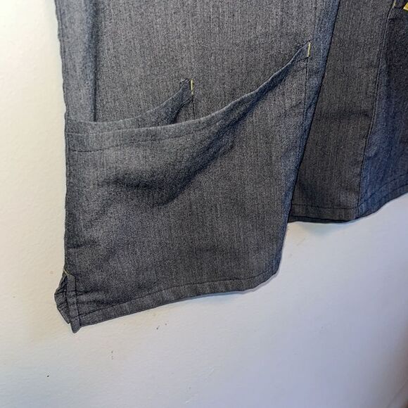 EXCELLENT CONDITION WOMEN’S 5-POCKET V-NECK GRAY FIGS SCRUBS TOP - Picture 3 of 9